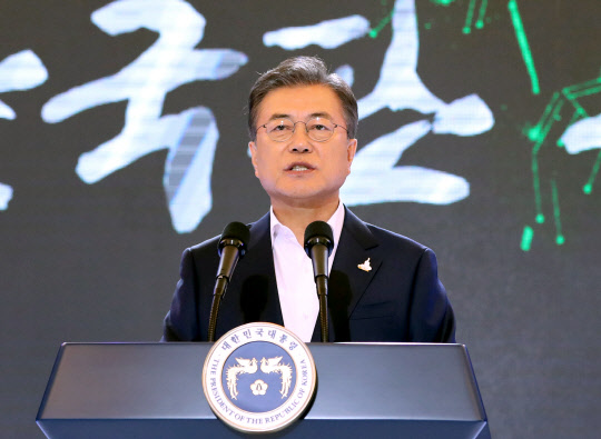 문재인 대통령이 14일 청와대 영빈관에서 '한국판 뉴딜 국민보고대회'에서 인사말 하고 있다.   [연합뉴스]